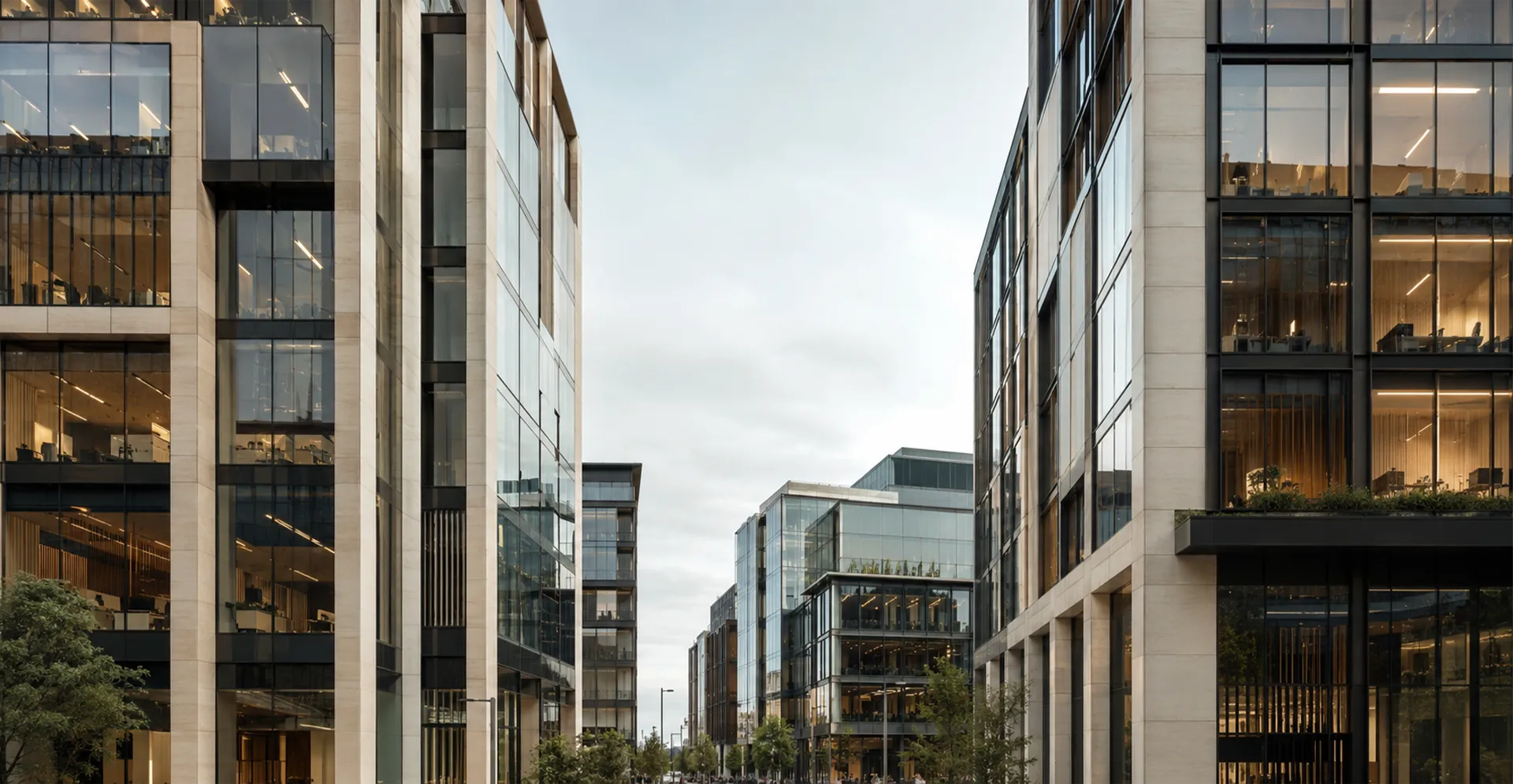 Arquitetura corporativa contemporânea representando o ambiente das relações de trabalho