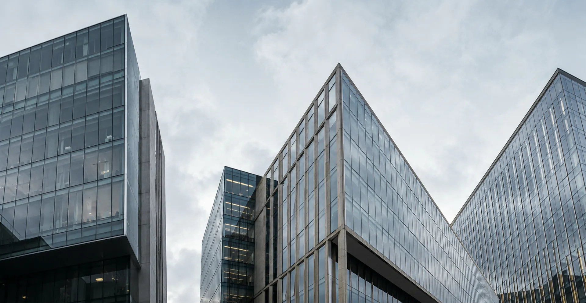 Edifícios corporativos contemporâneos formando linhas arquitetônicas conectadas.