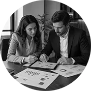 Profissionais analisando informações relacionadas a diferentes frentes empresariais.