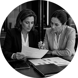 Profissionais analisando documentos para identificar direitos e obrigações civis em preto e branco.