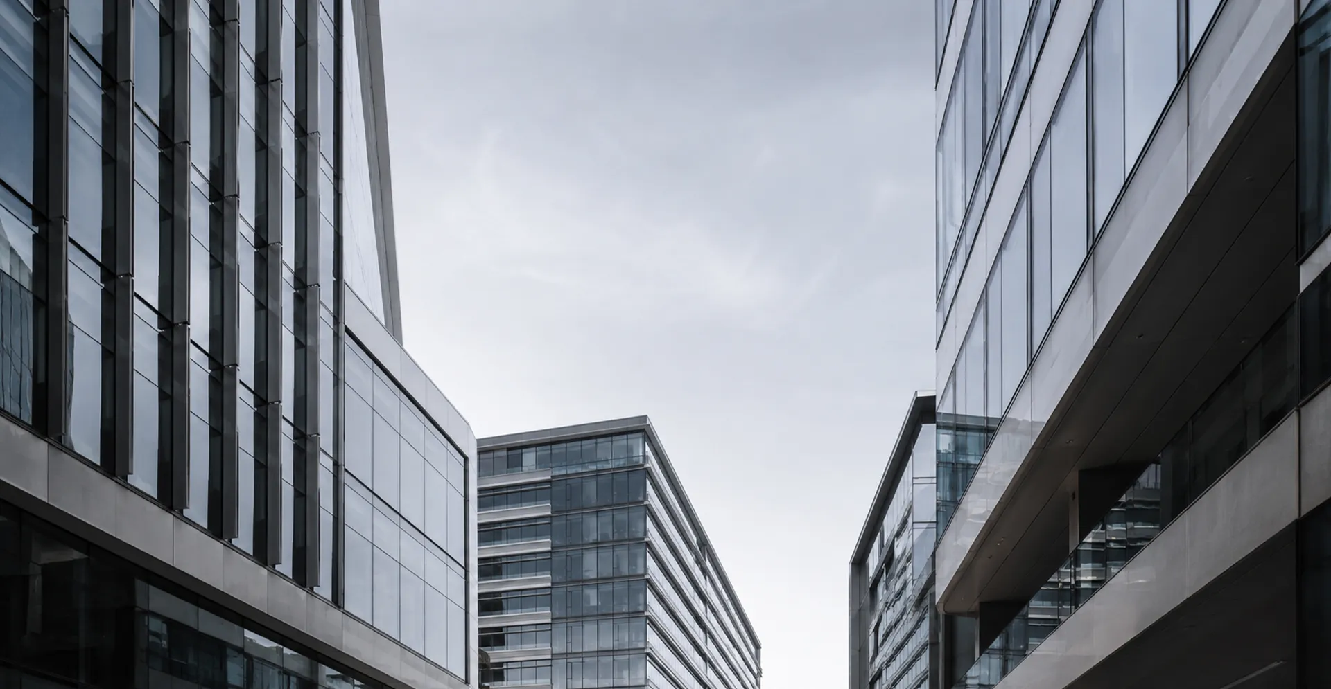 Arquitetura corporativa contemporânea representando estrutura e organização empresarial.
