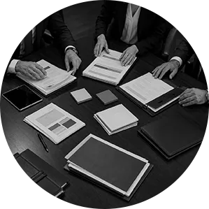 Organização de documentos em análise jurídica internacional em preto e branco.